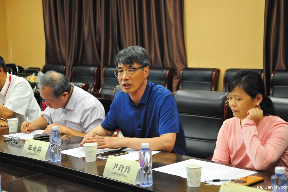 一群人坐在桌子前AI 生成的内容可能不正确。