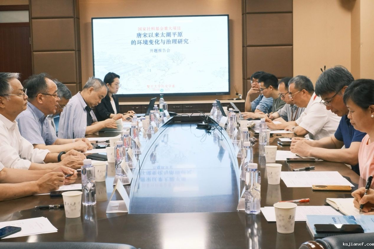 一群人坐在桌子前AI 生成的内容可能不正确。