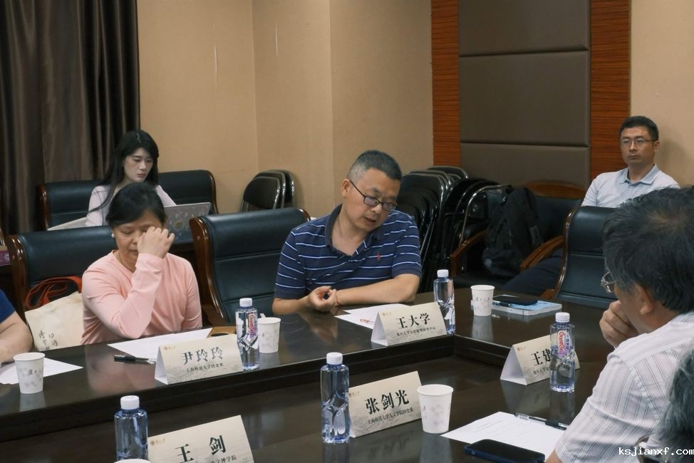 一群人坐在桌子前AI 生成的内容可能不正确。