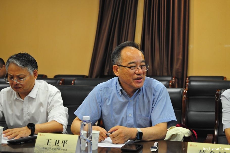 图片包含 人, 室内, 桌子, 男人AI 生成的内容可能不正确。