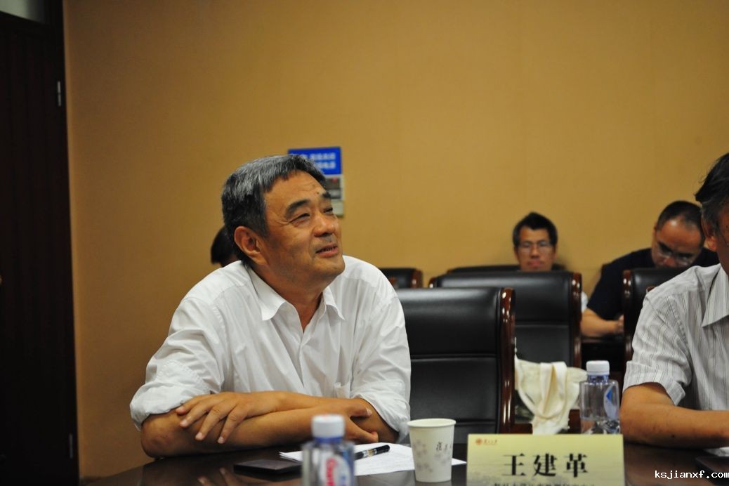 男人和女人在桌子边AI 生成的内容可能不正确。