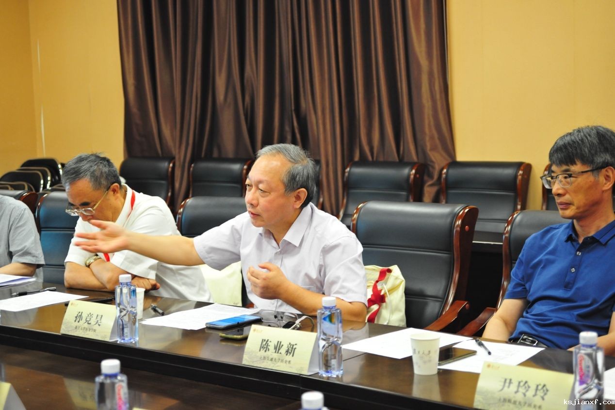 一群人坐在桌子前AI 生成的内容可能不正确。