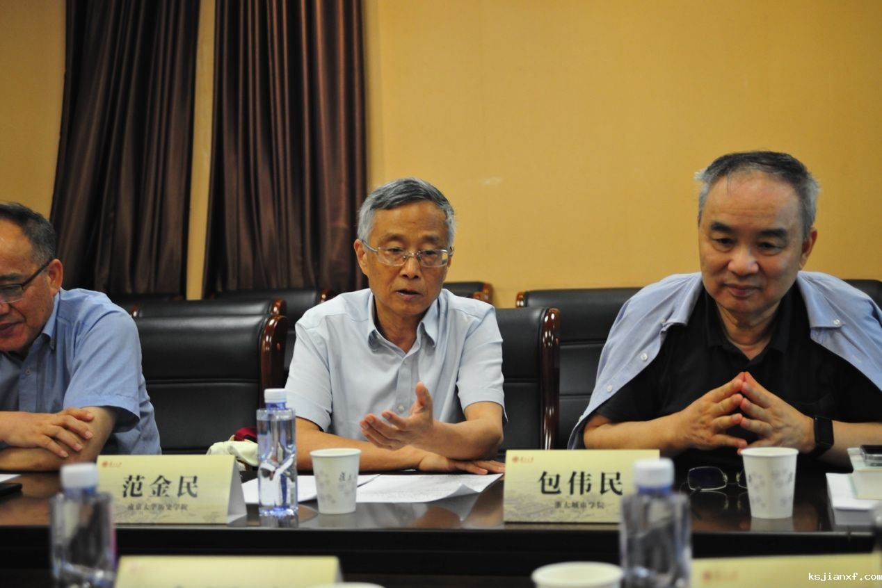 一群男人和女人坐在桌子边AI 生成的内容可能不正确。